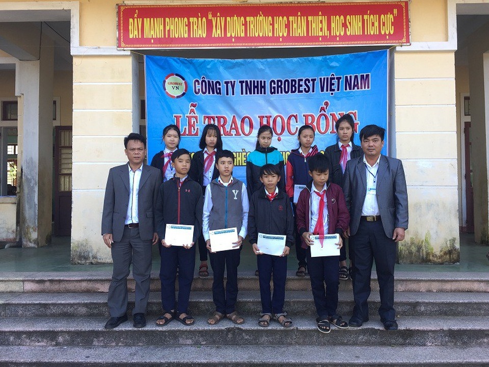 Học bổng Grobest mang niềm vui đến với học sinh nghèo Quảng Trị - 2 Các em học sinh Trường THCS Hải An, huyện Hải Lăng nhận học bổng Grobest