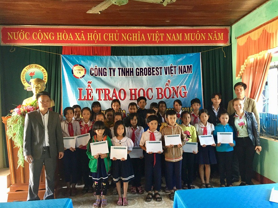 Học bổng Grobest mang niềm vui đến với học sinh nghèo Quảng Trị - 3 Đại diện Công ty Grobest trao học bổng ho học sinh Trường Tiểu học Hải Khê và Trường THCS Hải Khê, huyện Hải Lăng