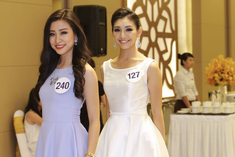 Lần đầu tiên Á hậu Hoa hậu Hoàn vũ được sở hữu vương miện - 4 Thí sinh Nguyễn Phương Hoa cùng Lê Thanh Tú mặc trang phục váy xòe đơn giản nhưng không kém phần xinh đẹp. Cả hai cũng chia sẻ về việc hình ảnh bikini bị chê xấu do thừa cân khiến các cô bị sốc.