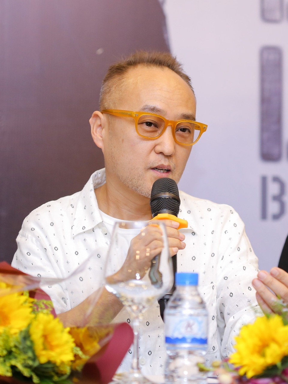 Tài tử Jo Han Sun hé lộ cách vượt qua áp lực ở showbiz Hàn - 6 Đạo diễn Park Hee Joon cũng cho biết, với bộ phim lần này, thông điệp mà ông muốn nói đến là “trở về” và ý nghĩa của gia đình. Nhắc con người ta về những gì nguyên sơ, bình dị nhất, cũng như hai anh em Tae Joo và Tae Sung, dù cho có bất kì chuyện gì xảy ra giữa họ, thì hai người đàn ông này vẫn là gia đình.