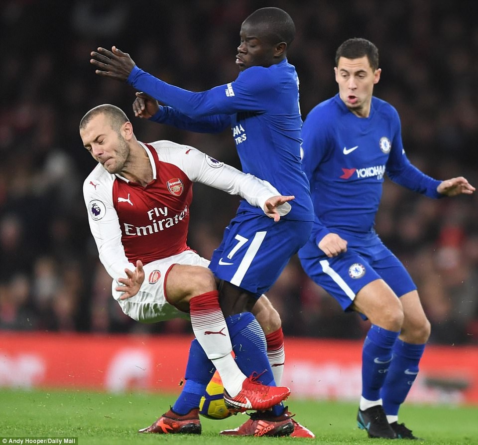 Arsenal 2-2 Chelsea: Kịch tính ở phút bù giờ - 2
Pha va chạm giữa Wilshere (trái) và Kante (giữa)