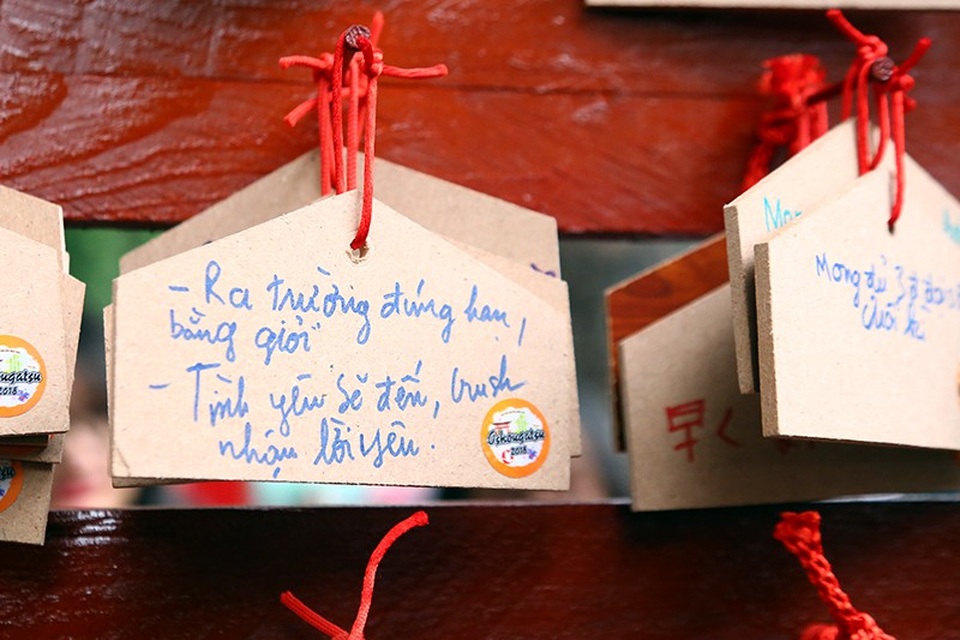 Bạn trẻ mê mẩn trò chơi bước ra từ truyện tranh Doraemon - 7
Những điều ước dễ thương mong học tập tốt, đạt kết quả cao trong những kì thi sắp tới, được đi du học ở các nước, gửi gắm mong gia đình bình an, mạnh khỏe