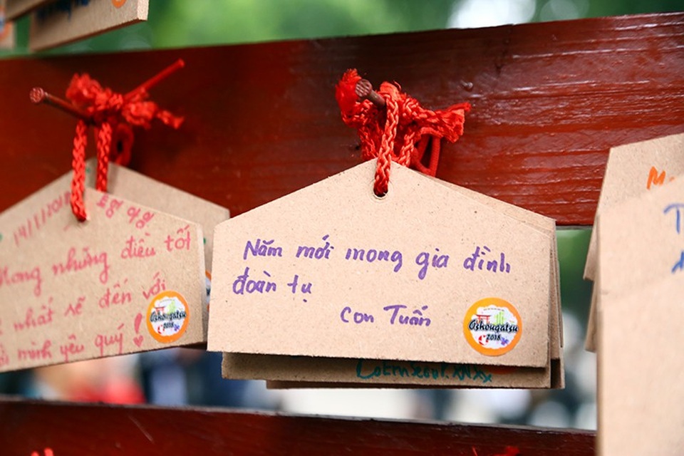 Bạn trẻ mê mẩn trò chơi bước ra từ truyện tranh Doraemon - 8
Cũng có bạn trẻ gửi gắm tâm nguyện đầy xúc động qua tấm thẻ gỗ Ema.