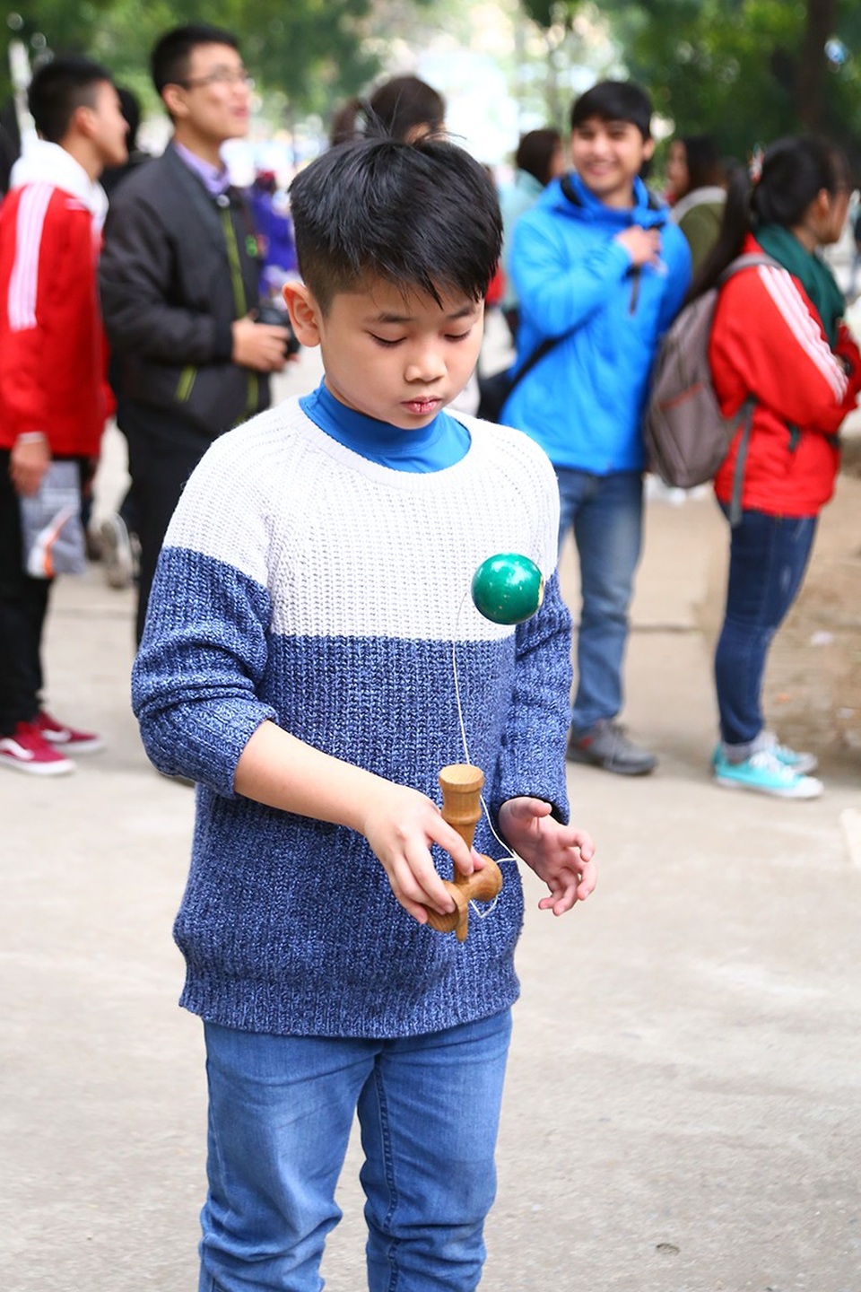 Bạn trẻ mê mẩn trò chơi bước ra từ truyện tranh Doraemon - 3
Một em nhỏ chơi kendama khá thuần thục với nhiều động tác kĩ thuật phức tạp