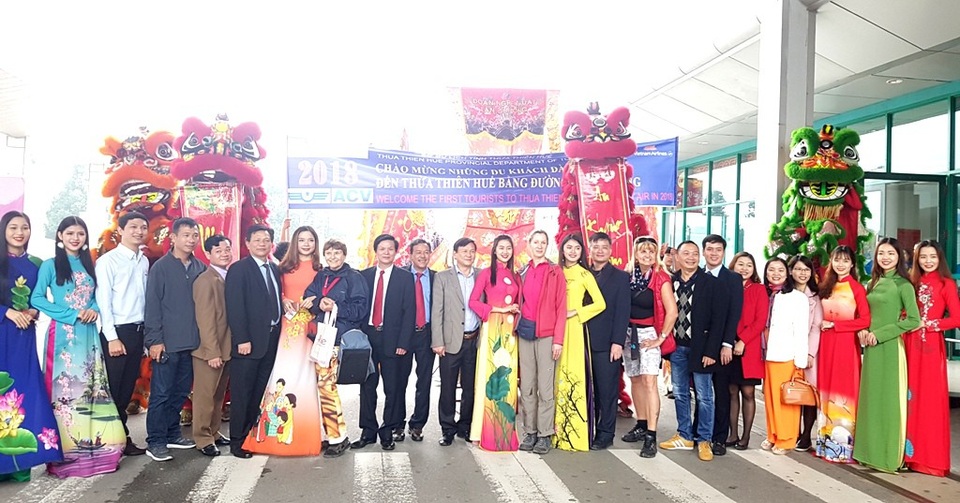 Huế đón những vị khách đầu tiên “xông đất” đường hàng không - 12 Du khách cùng lãnh đạo các Sở ban ngành tại Thừa Thiên Huế chụp ảnh lưu niệm đầu năm mới 2018