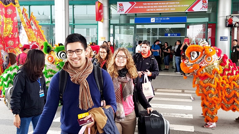 Huế đón những vị khách đầu tiên “xông đất” đường hàng không - 11 Sự rạng rỡ trên khuôn mặt của du khách đến Huế