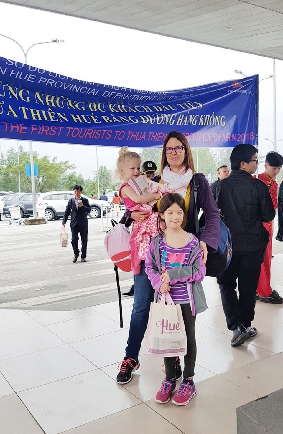 Huế đón những vị khách đầu tiên “xông đất” đường hàng không - 8 3 mẹ con du khách nước ngoài vui vẻ trong ngày đầu năm 2018