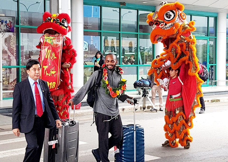 Huế đón những vị khách đầu tiên “xông đất” đường hàng không - 2 Năm mới Mậu Tuất 2018 tại châu Á nói chung cũng như Việt Nam nói riêng đang hy vọng vào nhiều khởi sắc của ngành du lịch