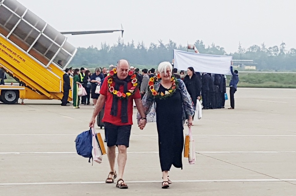 Huế đón những vị khách đầu tiên “xông đất” đường hàng không - 1 Những du khách đầu tiên xuống máy bay chuyến đầu tiên thuộc hãng Vietnam Airlines tới Huế năm 2018