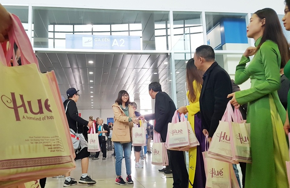 Huế đón những vị khách đầu tiên “xông đất” đường hàng không - 4 Nhiều phần quà lưu niệm của xứ Huế được tặng cho du khách