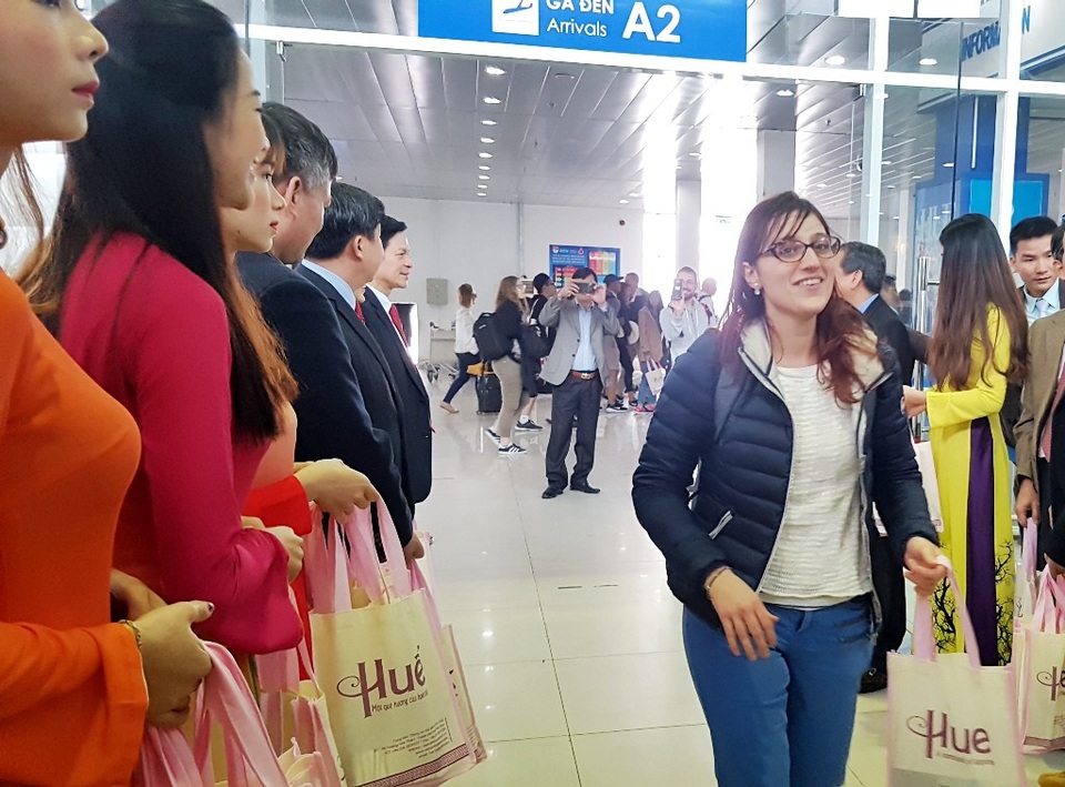 Huế đón những vị khách đầu tiên “xông đất” đường hàng không - 5 Niềm vui du khách nước ngoài được nhận quà đầu năm