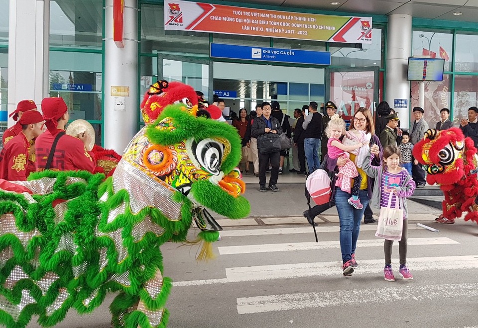 Huế đón những vị khách đầu tiên “xông đất” đường hàng không - 7 Đội lân truyền thống cố đô Huế múa chào khách