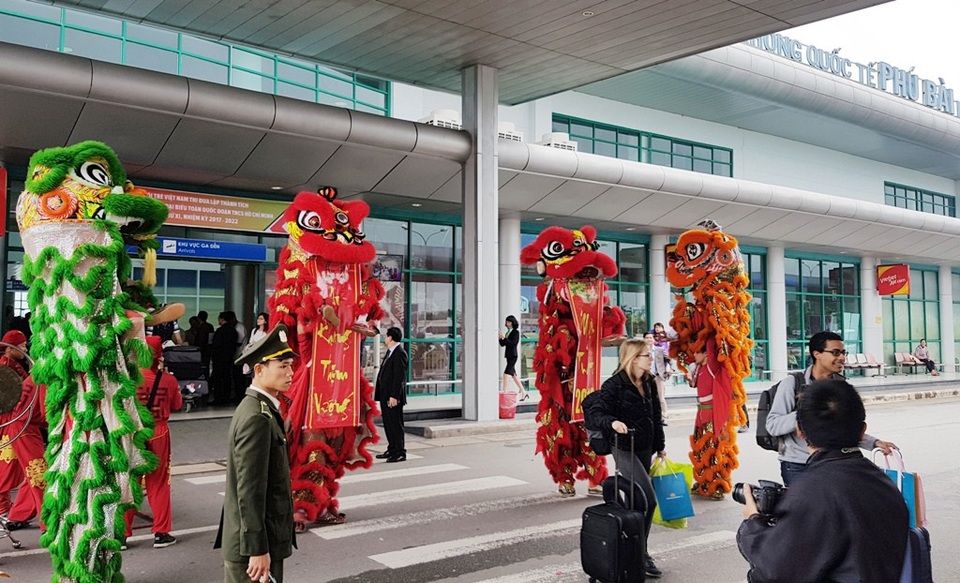 Huế đón những vị khách đầu tiên “xông đất” đường hàng không - 10 Huế đón những vị khách đầu tiên “xông đất” đường hàng không - 10
