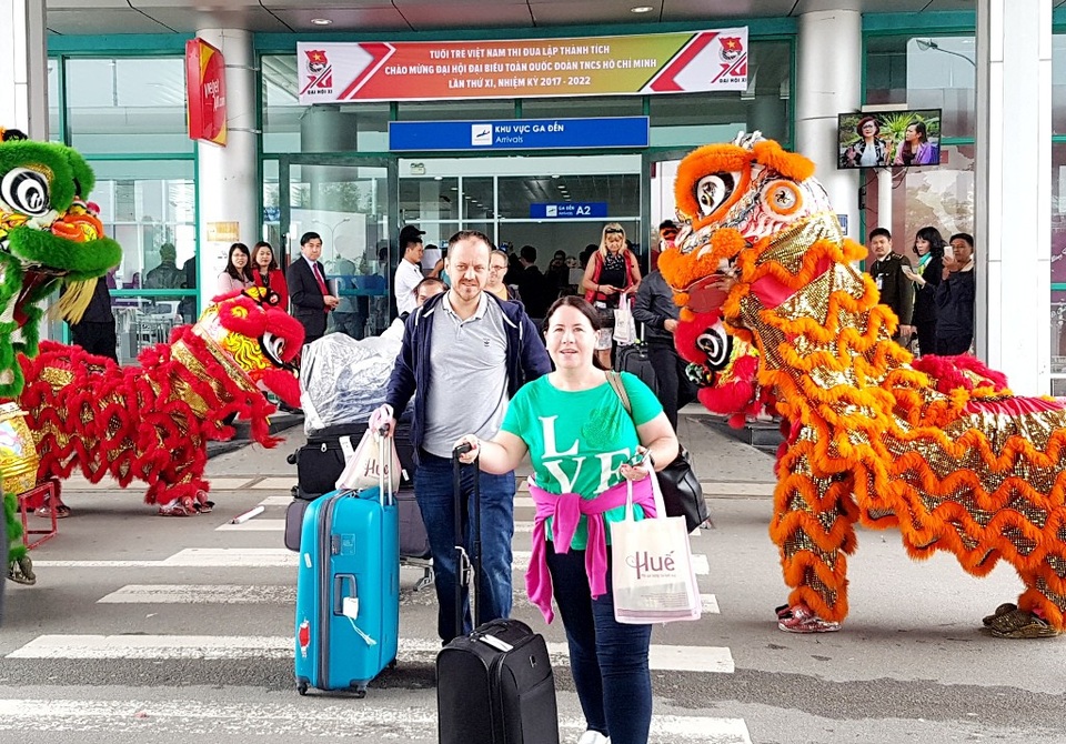 Huế đón những vị khách đầu tiên “xông đất” đường hàng không - 6 Huế đón những vị khách đầu tiên “xông đất” đường hàng không - 6