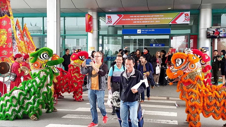 Huế đón những vị khách đầu tiên “xông đất” đường hàng không - 9 Du khách chụp ảnh đoàn Lân