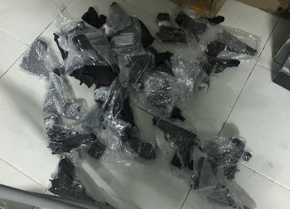 Bắt kho hung khí, công cụ hỗ trợ cực lớn - 5 Các loại súng bắn đạn bi, súng điện