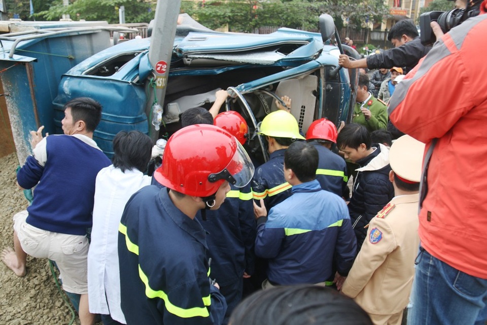 Lực lượng chức năng tiến hành khoan cắt cabin cứu các tài xế