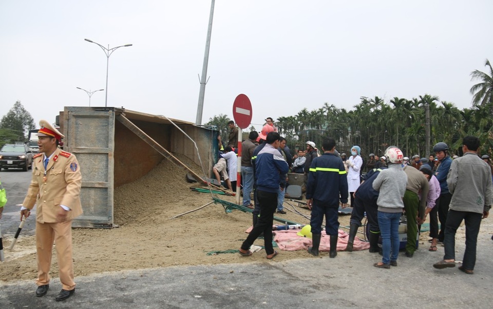 
Các chiến sĩ giao thông làm nhiệm vụ thông đường qua điểm tai nạn.
