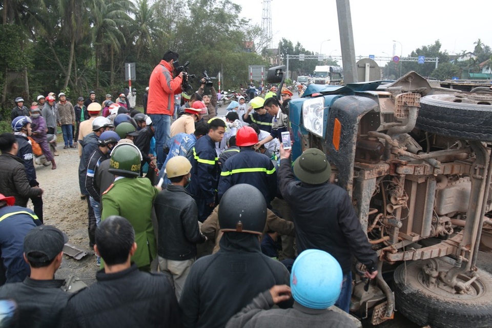 Nhiều lực lượng cùng phối hợp để đưa nạn nhân nhanh ra ngoài cabin