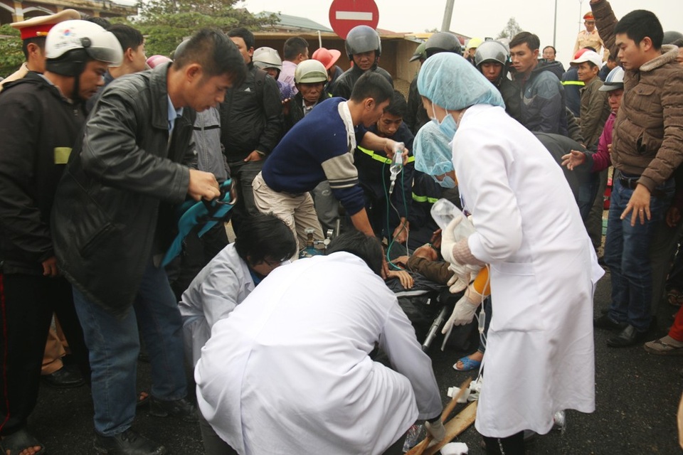 Y tế túc trực sẵn và sơ cứu bệnh nhân để đưa lên bệnh viện