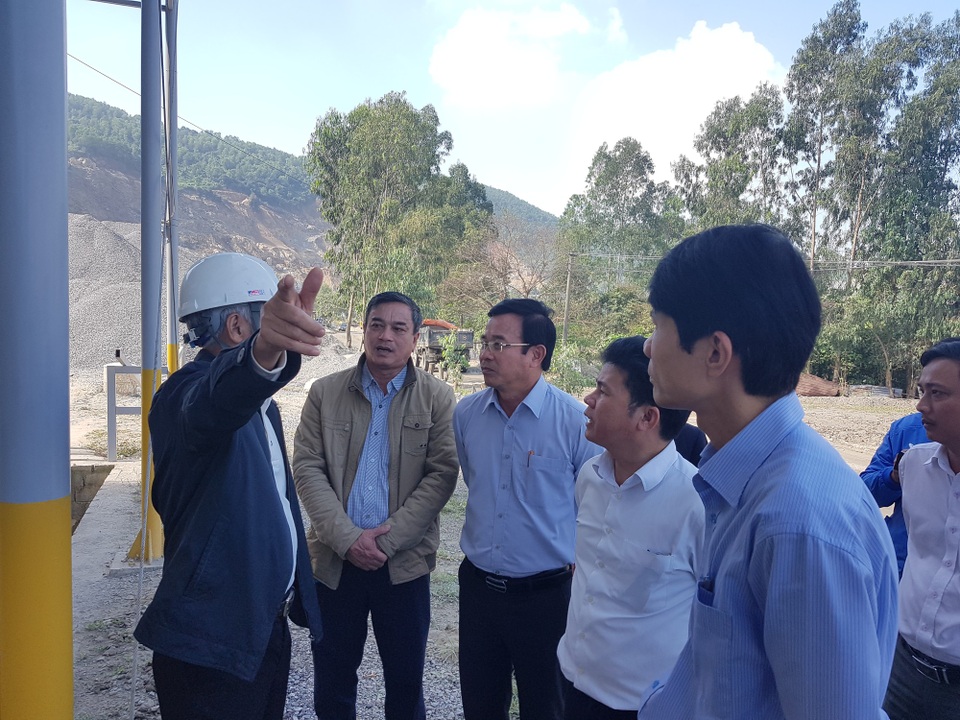 Yêu cầu rửa xe chở vật liệu trước khi xuất mỏ - 2
Và đưa ra những giải pháp để hạn chế tình trạng ô nhiễm do các xe tải chở đất đá gây nên
