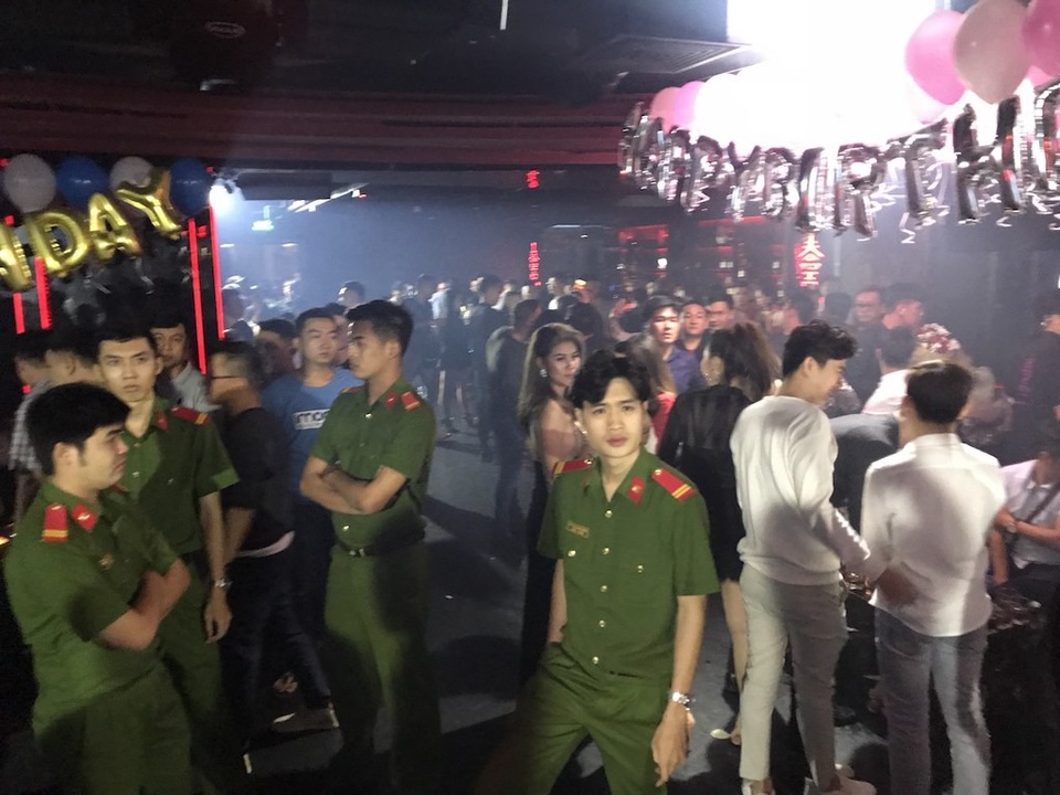 Lực lượng chức năng tiến hành kiểm tra quán bar Kasho