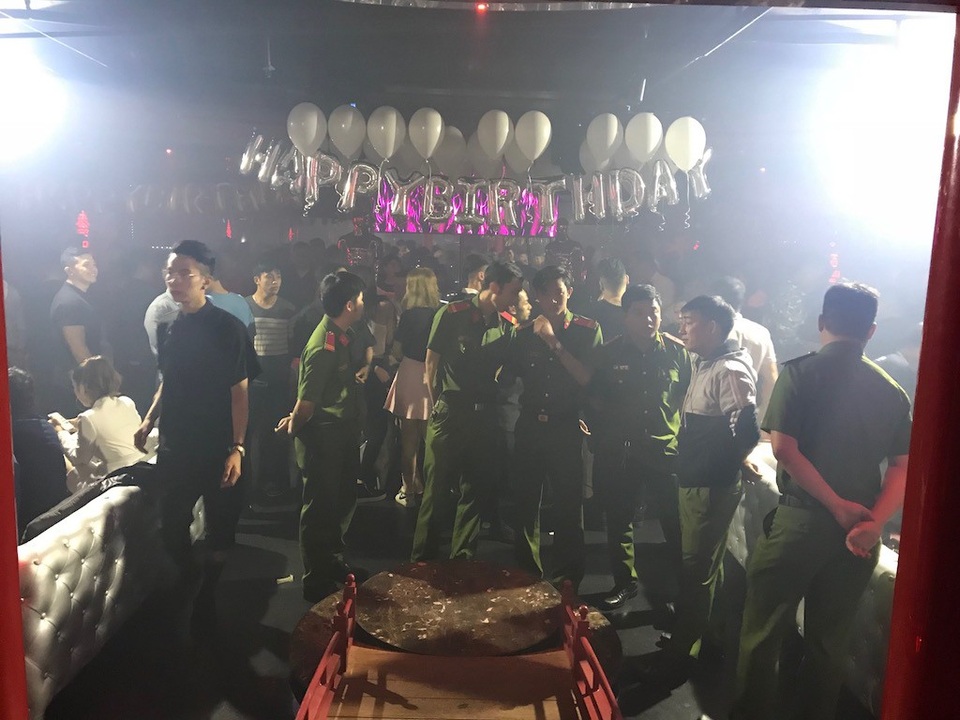 Cảnh sát “đột kích” quán bar trung tâm Sài Gòn, 200 dân chơi nhốn nháo - 1