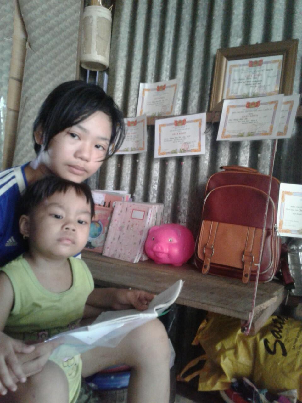 Cha mẹ nghèo đau đớn vì không tiền cứu con - 8 Khi cha mẹ đưa em đi chữa bệnh, bé Đặng Kiều Thi (13 tuổi, chị Kiều My) trở thành trụ cột trong nhà, lo cơm nước cho bà nội già yếu