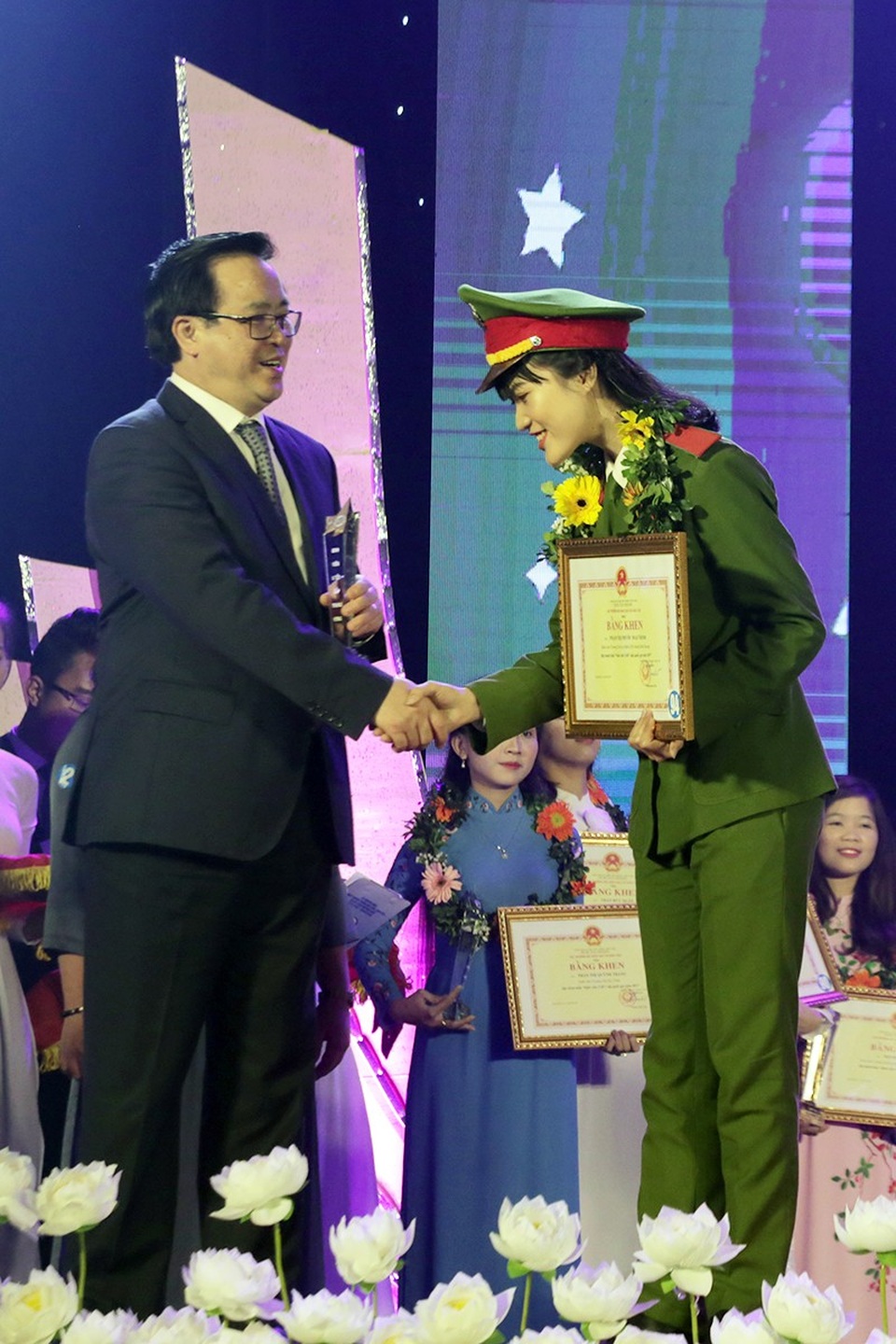 Gặp “bông hồng thép” trường Cảnh sát giành Sinh viên 5 tốt - 2
Kiều Trang tại lễ Tuyên dương Sinh viên 5 tốt cấp Trung ương tối 7/1/2018.