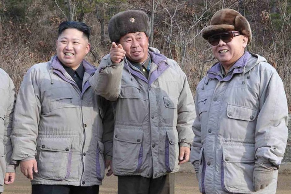 Tuổi thơ ông Kim Jong-un qua lời kể của cựu vệ sĩ Triều Tiên - 2 Cố lãnh đạo Kim Jong-il (phải) thị sát một cơ sở không quân cùng con trai Kim Jong-un (trái) năm 2011 (Ảnh: Yonhap)