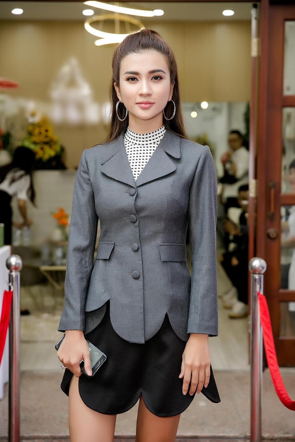 Sau ly hôn, Thành Đạt bất ngờ gửi hoa chúc mừng Diệp Bảo Ngọc - 5 Kim Tuyến - cô giáo Mai của “Tuổi thanh xuân” diện phong cách đối nghịch với phần áo kín như bưng nhưng khi chiếc đầm kiểu dáng ngắn cách điệu khoe chân thon.