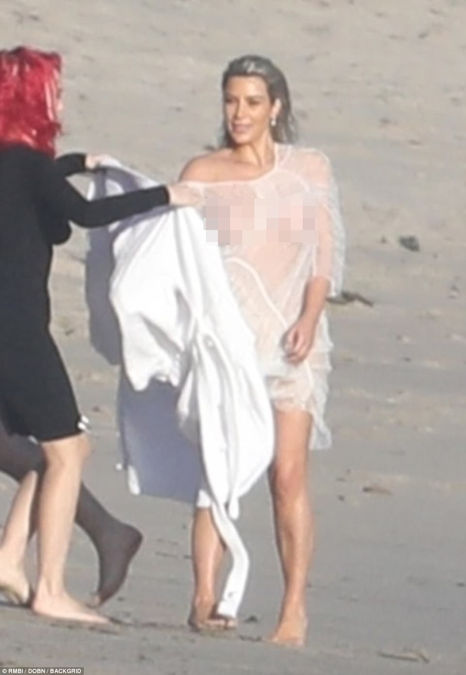 Kim Kardashian gây sốc với váy "mặc như không" - 3 Kim Kardashian gây sốc với váy "mặc như không" - 3