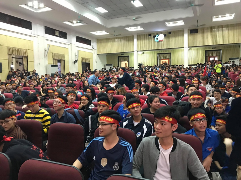 Nóng bừng hội trường, sinh viên nồng nhiệt cổ vũ đội bóng U23 Việt Nam - Qatar - 7 Nóng bừng hội trường, sinh viên nồng nhiệt cổ vũ đội bóng U23 Việt Nam - Qatar - 7