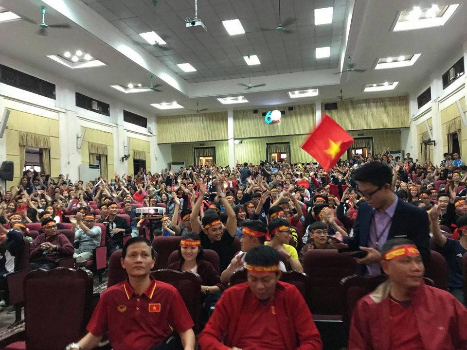 Nóng bừng hội trường, sinh viên nồng nhiệt cổ vũ đội bóng U23 Việt Nam - Qatar - 12
Các thầy giáo, sinh viên trường ĐH Kinh tế quốc dân, cổ vũ hết mình vì đội tuyển U23 Việt Nam