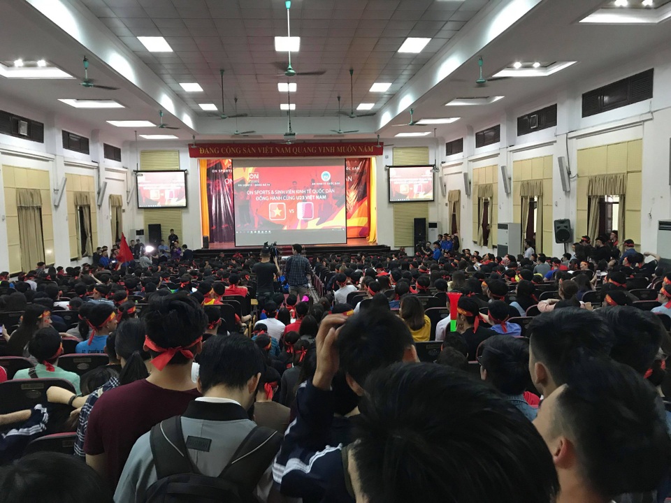 Nóng bừng hội trường, sinh viên nồng nhiệt cổ vũ đội bóng U23 Việt Nam - Qatar - 8 Nóng bừng hội trường, sinh viên nồng nhiệt cổ vũ đội bóng U23 Việt Nam - Qatar - 8
