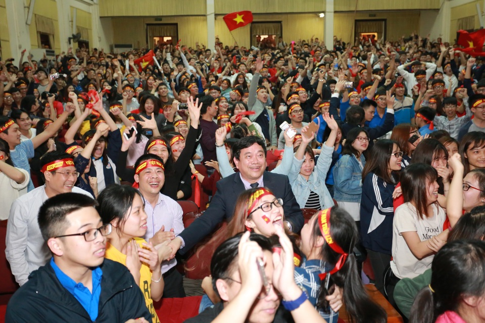 Chiến thắng U23 Việt Nam: Sinh viên Kinh tế quốc dân "quây" hiệu trưởng ăn mừng - 2 Chiến thắng U23 Việt Nam: Sinh viên Kinh tế quốc dân "quây" hiệu trưởng ăn mừng - 2