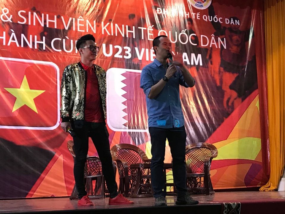 Nóng bừng hội trường, sinh viên nồng nhiệt cổ vũ đội bóng U23 Việt Nam - Qatar - 11 Nóng bừng hội trường, sinh viên nồng nhiệt cổ vũ đội bóng U23 Việt Nam - Qatar - 11