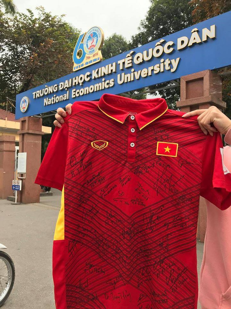 Chiến thắng U23 Việt Nam: Sinh viên Kinh tế quốc dân "quây" hiệu trưởng ăn mừng - 4 Chiến thắng U23 Việt Nam: Sinh viên Kinh tế quốc dân "quây" hiệu trưởng ăn mừng - 4