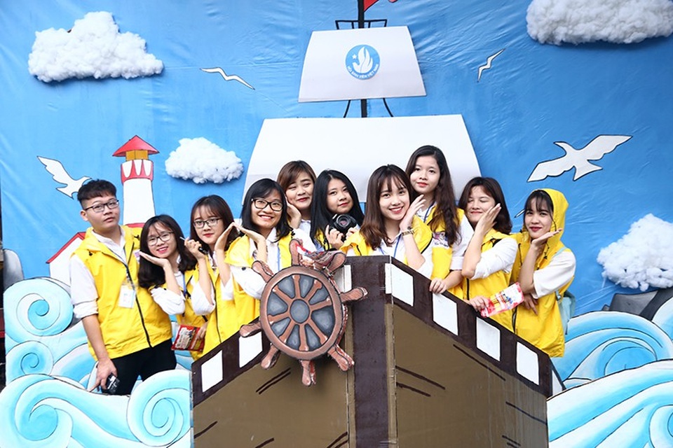 Ngày hội sinh viên đầy hào hứng tại ĐH Kinh tế quốc dân - 1
Với chủ đề “Hải trình khát vọng”, mô hình con thuyền vượt sóng ra khơi thu hút nhiều bạn sinh viên ĐH Kinh tế quốc dân chụp ảnh lưu niệm
