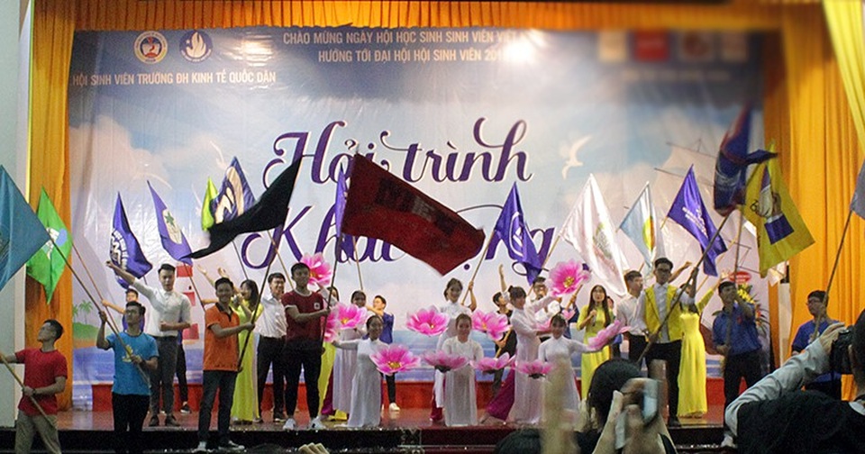 Ngày hội sinh viên đầy hào hứng tại ĐH Kinh tế quốc dân - 8
Ngày hội sinh viên kết thúc trọn vẹn trong không khí tự hào với hình ảnh 24 lá cờ của 24 CLB trong trường cùng nhau tung bay trên nền nhạc ca khúc truyền thống của ngôi trường Đại học giàu thành tích này.