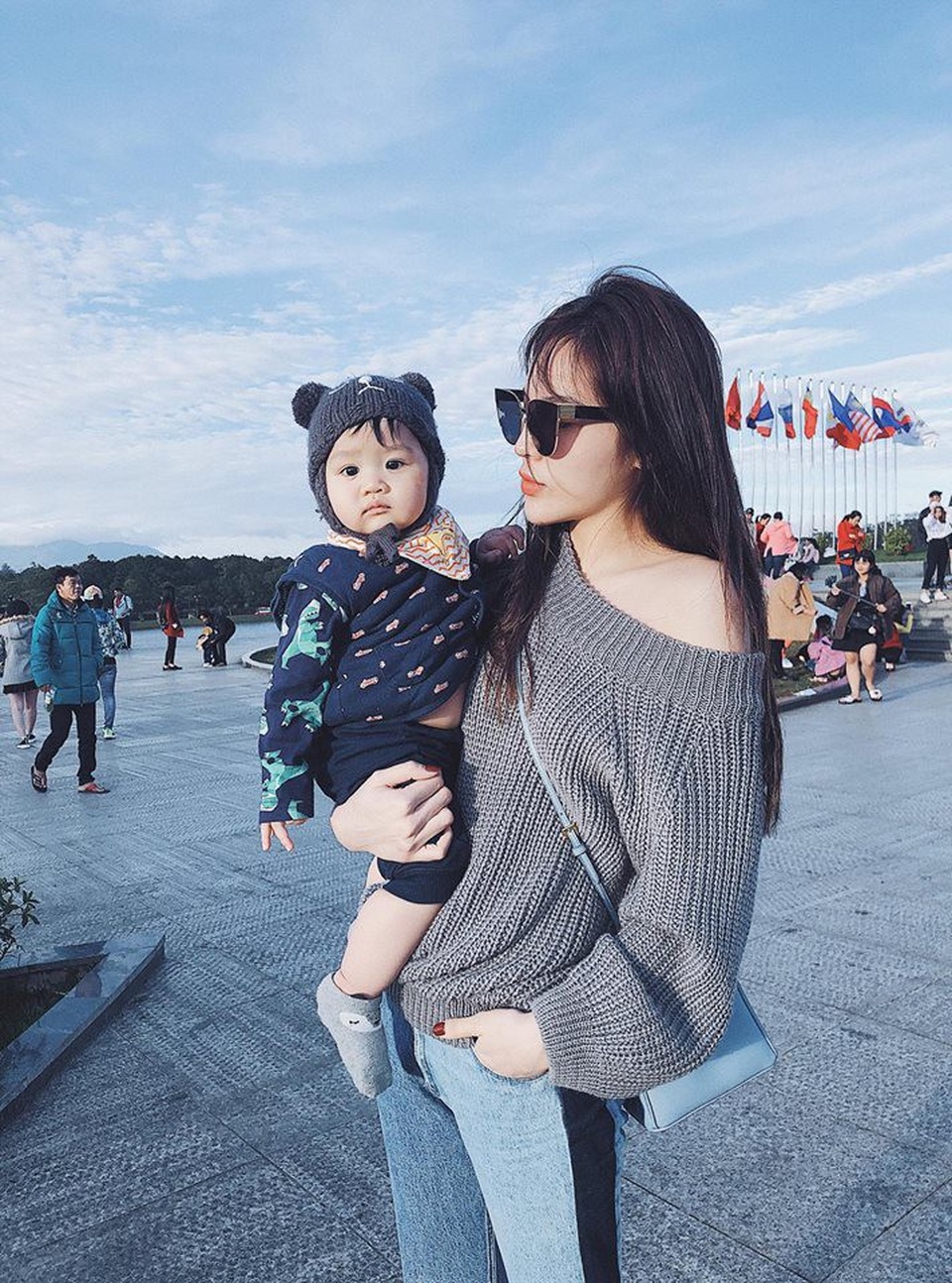 Hoa hậu Kỳ Duyên đang có mặt tại Phú Quốc cùng cả gia đình. Chia sẻ hình ảnh vui vẻ bên cháu gái, cô viết: “Bia và cô Duyên chúc cả nhà năm mới zui zẻ”.