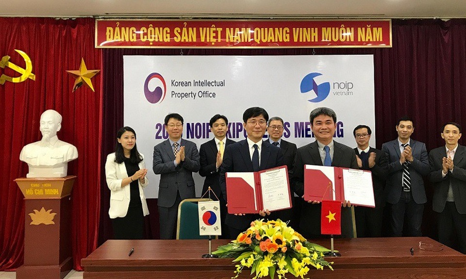 Đẩy nhanh quá trình thẩm định đơn sáng chế giữa Việt Nam - Hàn Quốc - 1
Ông Đinh Hữu Phí, Cục trưởng Cục SHTT và ông Sung Yunmo, Chủ tịch KIPO ký Kế hoạch hợp tác năm 2018 giữa hai Cơ quan.