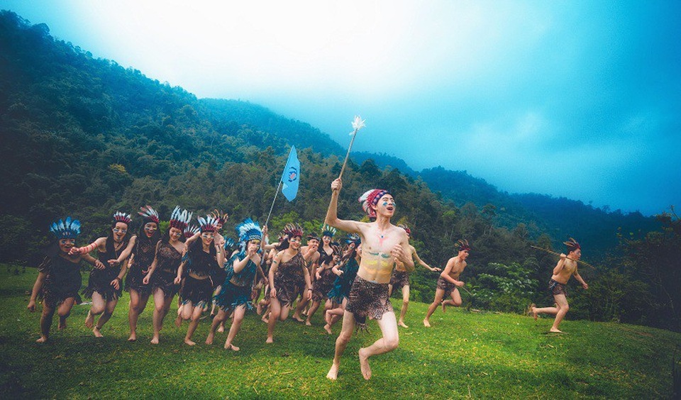 Được biết, tập thể lớp 12A1 – Ban A có tất cả 43 thành viên, tuy nhiên vì lý do sức khỏe nên 1 bạn không thể góp mặt trong bộ ảnh độc đáo của lớp mà chỉ tham gia chụp ảnh truyền thống tại trường.