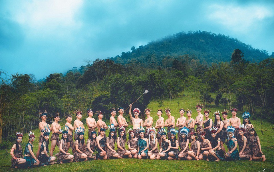 “Được sự nhất trí, ủng hộ của cô chủ nhiệm và phụ huynh, chúng em đã gấp rút chuẩn bị trong vòng 1 tuần. Ngay khi được nói qua ý tưởng thì thấy rất thú vị, độc đáo nhưng tụi em khá ngại ngùng khi nhắc đến trang phục. Sau đó, chẳng ai bảo ai, vì ý tưởng quá hấp dẫn nên các bạn đều đồng ý. Một phần cũng để ghi lại những hình ảnh đẹp nhất và quảng bá quê hương”, Minh Hiếu cho biết thêm.