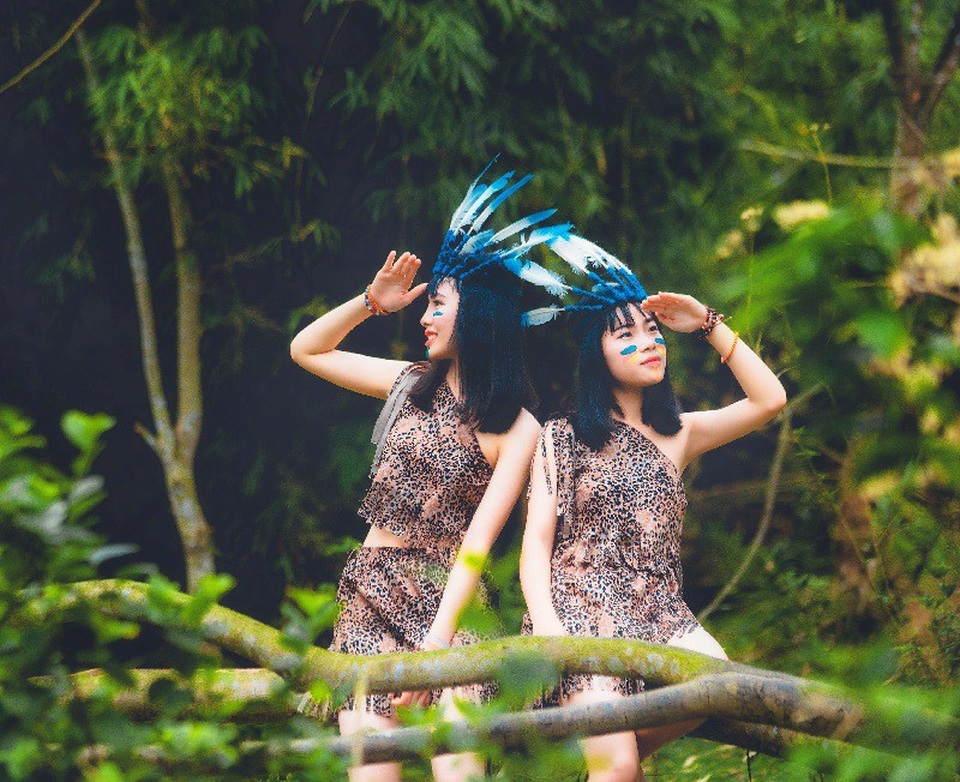 “Tổng chi phí cho 1 ngày chụp của lớp em là khoảng 15 triệu đồng, bao gồm tiền thuê áo dài, áo cử nhân, trang điểm cho các bạn nữ, ăn trưa và cả những chi phí phát sinh như trang trí lớp. Nói một cách khách quan thì đó là một cái giá rẻ cho bộ kỷ yếu “độc nhất vô nhị””, Minh Hiếu nói.