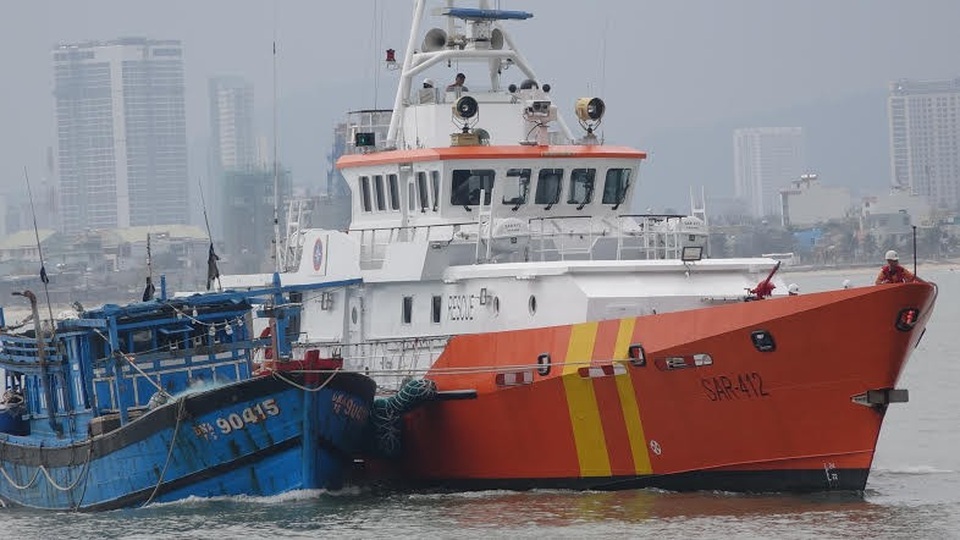 Cứu 11 thuyền viên trên tàu cá gãy bánh lái giữa gió giật cấp 7 - 1 Tàu SAR 412 lai dắt tàu ĐNa 90415 TS và đưa 11 thuyền viên vào bờ an toàn