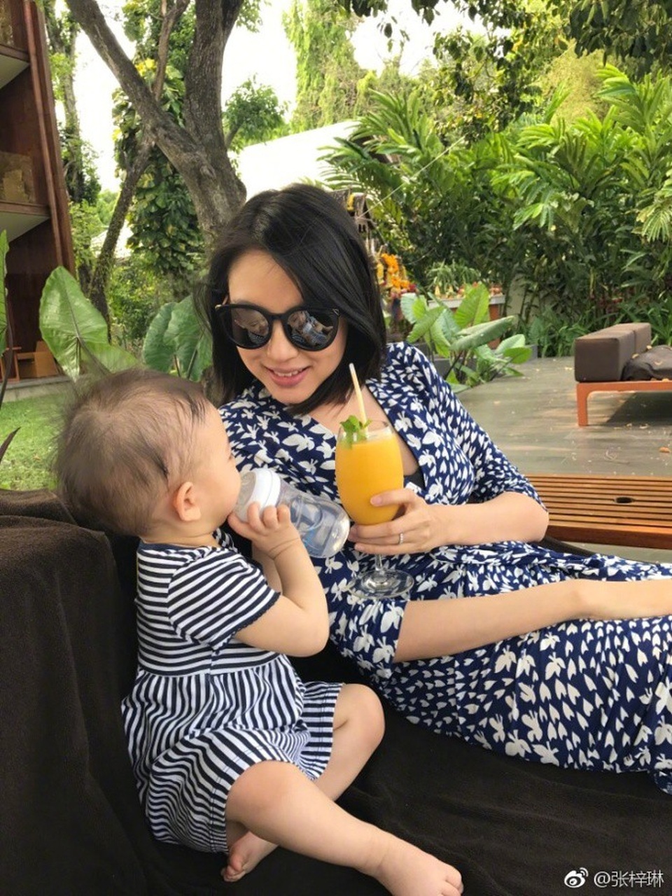 
Hai mẹ con hoa hậu chụp ảnh kỷ niệm trong một chuyến đi du lịch của gia đình vào năm 2017.
