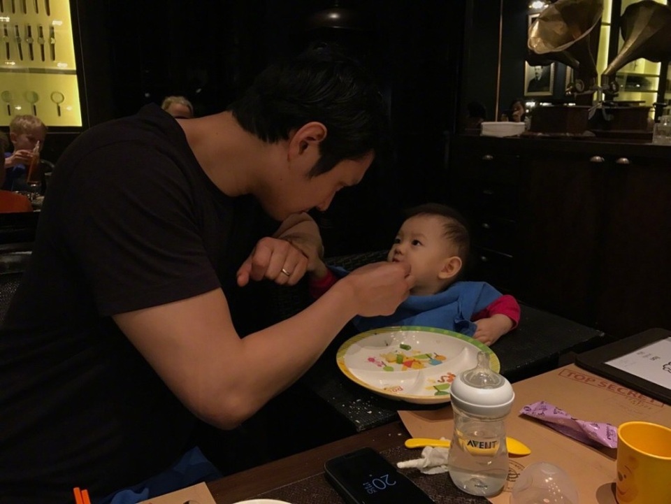 
Gia đình hạnh phúc của hoa hậu Trương Tử Lâm nhận được nhiều lời chúc phúc của người hâm mộ.
