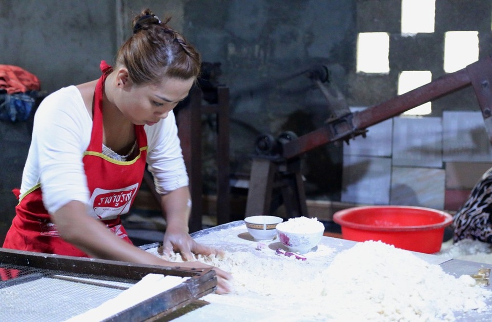 Tất bật những ngày giáp Tết tại làng bánh in "tiến Vua" - 2 Theo các thợ làm bánh lâu đời, nguyên liệu chính để làm ra bánh in là chủ yếu bột đậu xanh và đường trộn với nhau theo tỉ lệ 50-50. Để làm ra một chiếc bánh in thì phải tuân theo một quy trình gồm các bước: đãi đậu - nấu đậu - đánh đậu - giã đậu - in bánh - sấy bánh - gói bánh bằng giấy bóng ngũ sắc, trong đó in bánh là giai đoạn quan trọng nhất.