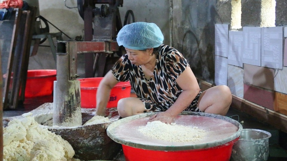 Tất bật những ngày giáp Tết tại làng bánh in "tiến Vua" - 3 Đậu xanh sau khi phơi khô sẽ được giã cho nhuyễn. Những người thợ đang đẩy nhanh tiến độ làm bánh cho kịp vụ Tết